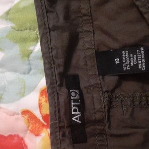 Light weight olive pants with lots of pockets